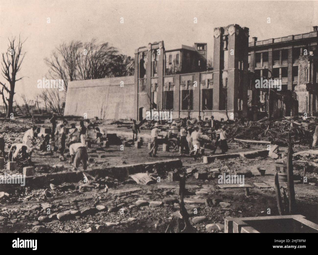 Erdbeben in Japan 1923: Die Studenten der Meiji University entfernen die Trümmer - das Gebäude auf der rechten Seite ist die Bibliothek, die an die Institution angeschlossen ist Stockfoto