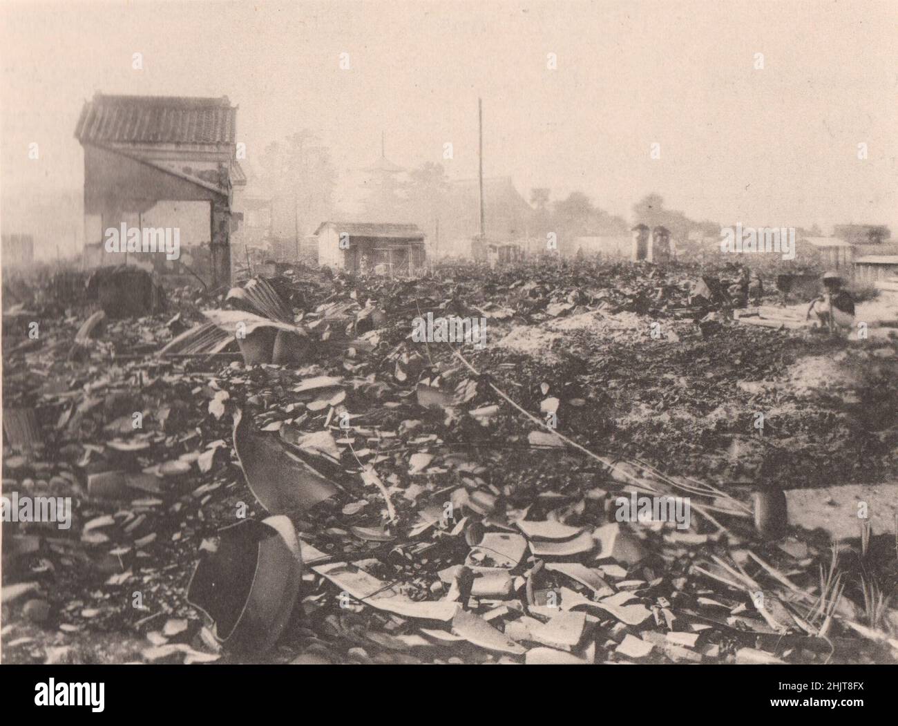Erdbeben in Japan 1923: Der Kwannon-Tempel im Asakusa Park, der bei der Katastrophe auf wundersame Weise vor der Zerstörung entkam Stockfoto