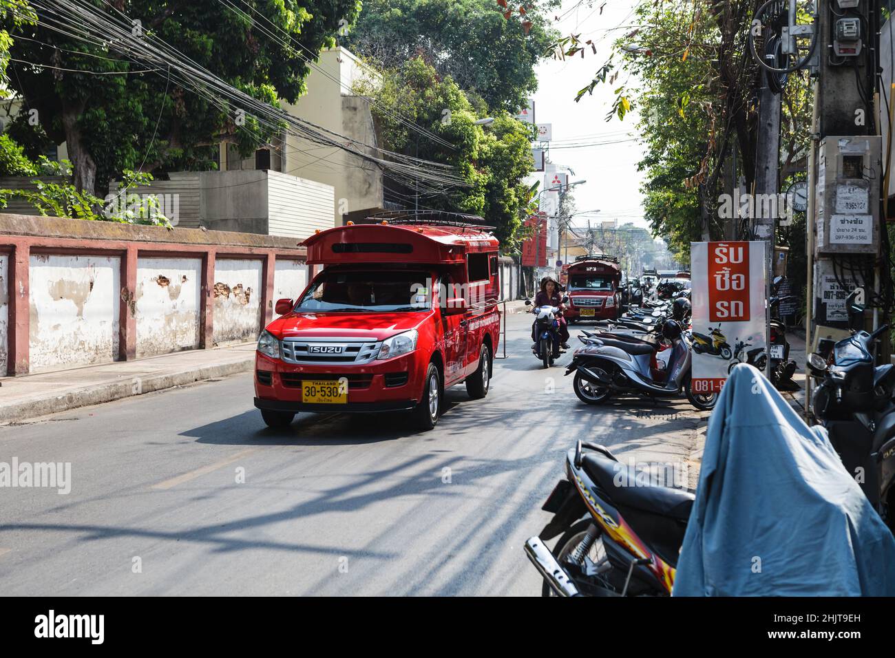 Chiang Mai, Thailand - märz 5 2018: Roter Bus auf der Straße der Stadt Stockfoto