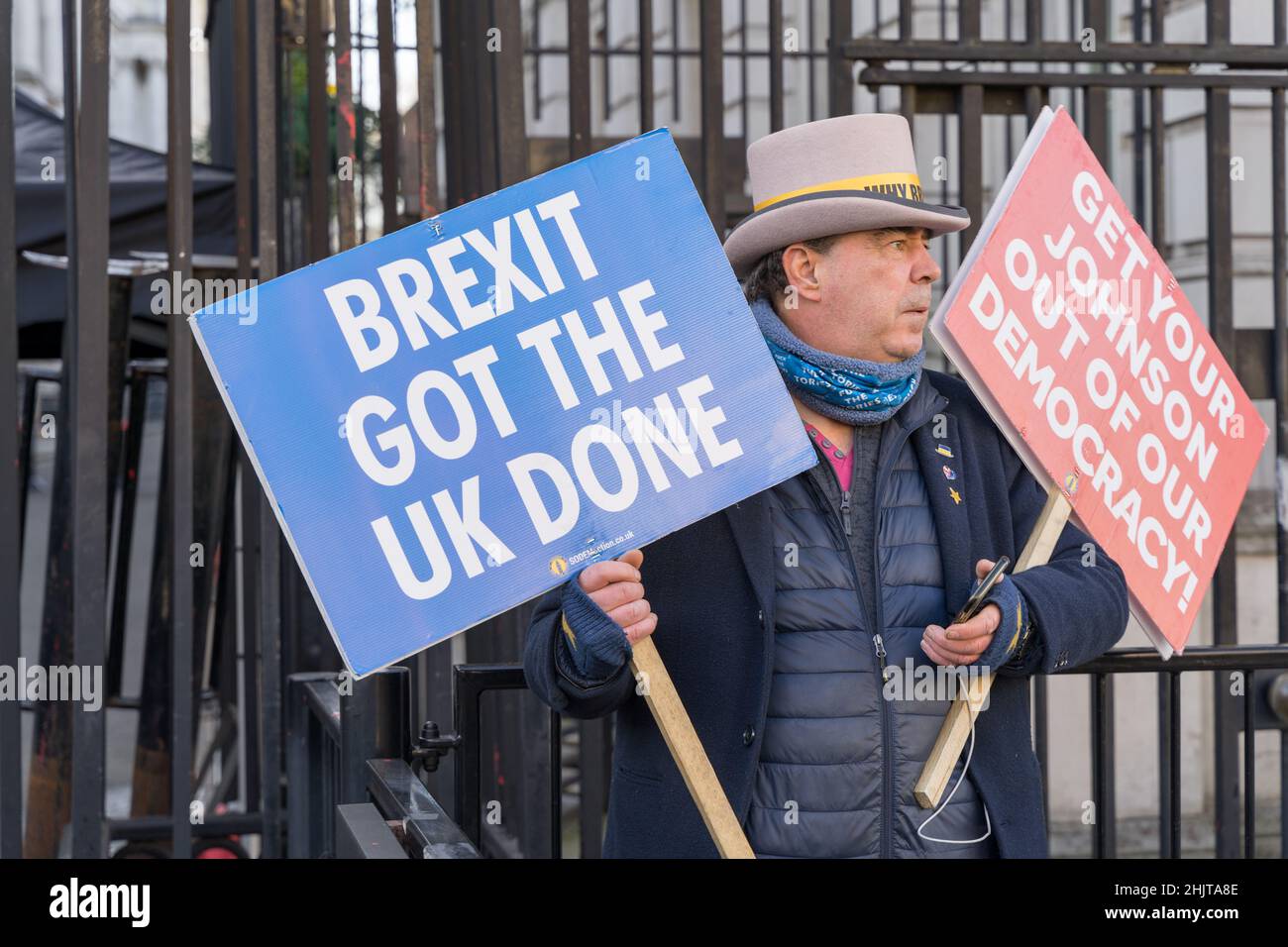 London, Großbritannien. 31st Januar 2022. Ein Mockup aus Käse, Wein, Früchten und Geburtstagskuchen auf einem Tisch außerhalb der Downing Street als Dossier des Berichts von Se Gray soll heute auf Partys veröffentlicht werden, die in Nummer 10 während der Covid-Aussperrung stattfanden. Quelle: Xiu Bao/Alamy Live News Stockfoto