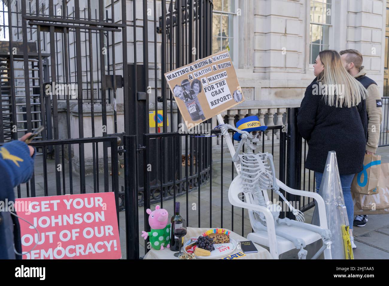 London, Großbritannien. 31st Januar 2022. Ein Mockup aus Käse, Wein, Früchten und Geburtstagskuchen auf einem Tisch außerhalb der Downing Street als Dossier des Berichts von Se Gray soll heute auf Partys veröffentlicht werden, die in Nummer 10 während der Covid-Aussperrung stattfanden. Quelle: Xiu Bao/Alamy Live News Stockfoto