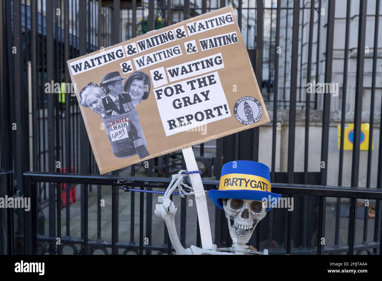 London, Großbritannien. 31st Januar 2022. Ein Mockup aus Käse, Wein, Früchten und Geburtstagskuchen auf einem Tisch außerhalb der Downing Street als Dossier des Berichts von Se Gray soll heute auf Partys veröffentlicht werden, die in Nummer 10 während der Covid-Aussperrung stattfanden. Quelle: Xiu Bao/Alamy Live News Stockfoto