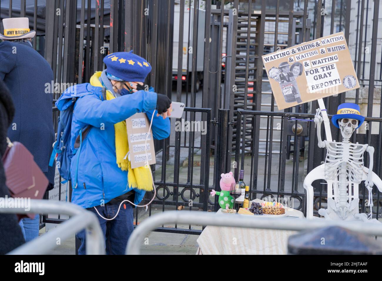 London, Großbritannien. 31st Januar 2022. Ein Mockup aus Käse, Wein, Früchten und Geburtstagskuchen auf einem Tisch außerhalb der Downing Street als Dossier des Berichts von Se Gray soll heute auf Partys veröffentlicht werden, die in Nummer 10 während der Covid-Aussperrung stattfanden. Quelle: Xiu Bao/Alamy Live News Stockfoto