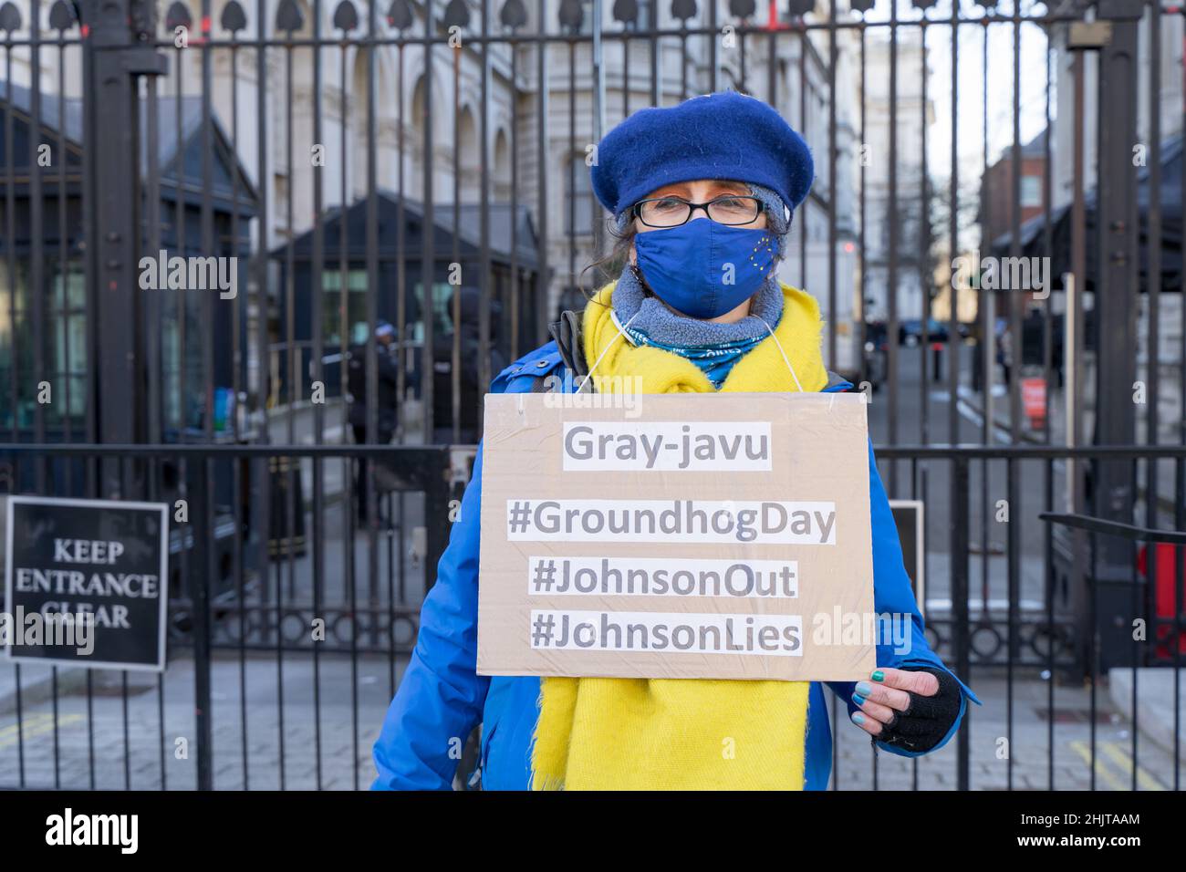 London, Großbritannien. 31st Januar 2022. Ein Mockup aus Käse, Wein, Früchten und Geburtstagskuchen auf einem Tisch außerhalb der Downing Street als Dossier des Berichts von Se Gray soll heute auf Partys veröffentlicht werden, die in Nummer 10 während der Covid-Aussperrung stattfanden. Quelle: Xiu Bao/Alamy Live News Stockfoto
