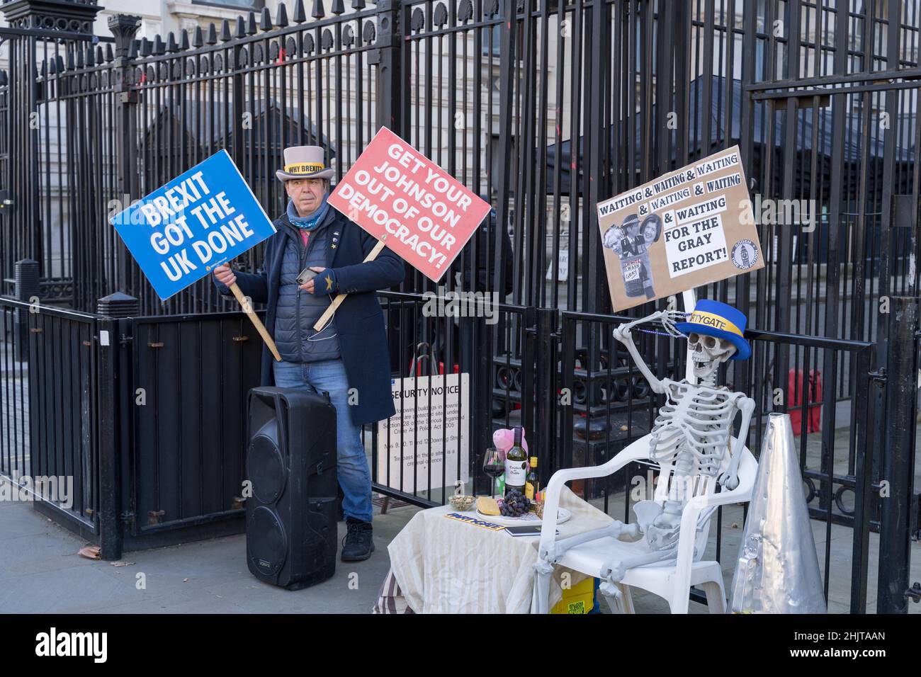 London, Großbritannien. 31st Januar 2022. Ein Mockup aus Käse, Wein, Früchten und Geburtstagskuchen auf einem Tisch außerhalb der Downing Street als Dossier des Berichts von Se Gray soll heute auf Partys veröffentlicht werden, die in Nummer 10 während der Covid-Aussperrung stattfanden. Quelle: Xiu Bao/Alamy Live News Stockfoto