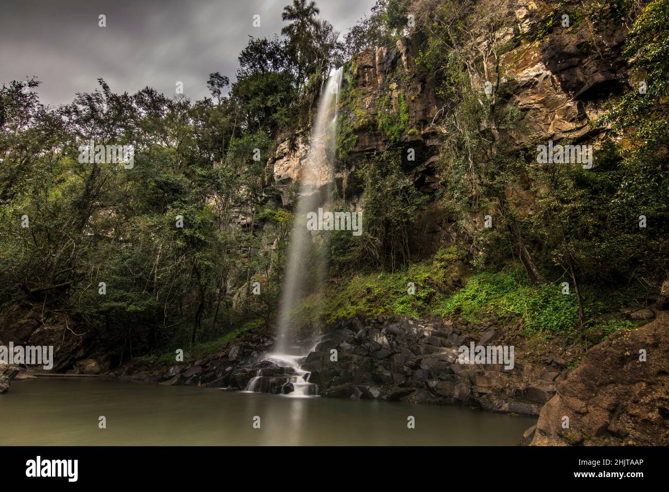Sutile Wassertropfen im Cataratas del Iguazú Nationalpark, genannt Salto Escondido (versteckter Sprung) zwischen dem Dschungelwald in Misiones, Argentinien Stockfoto