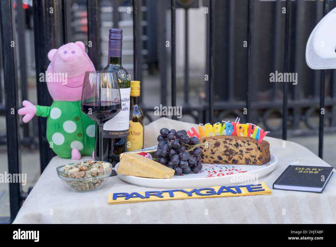 London, Großbritannien. 31st Januar 2022. Ein Mockup aus Käse, Wein, Früchten und Geburtstagskuchen auf einem Tisch außerhalb der Downing Street als Dossier des Berichts von Se Gray soll heute auf Partys veröffentlicht werden, die in Nummer 10 während der Covid-Aussperrung stattfanden. Quelle: Xiu Bao/Alamy Live News Stockfoto
