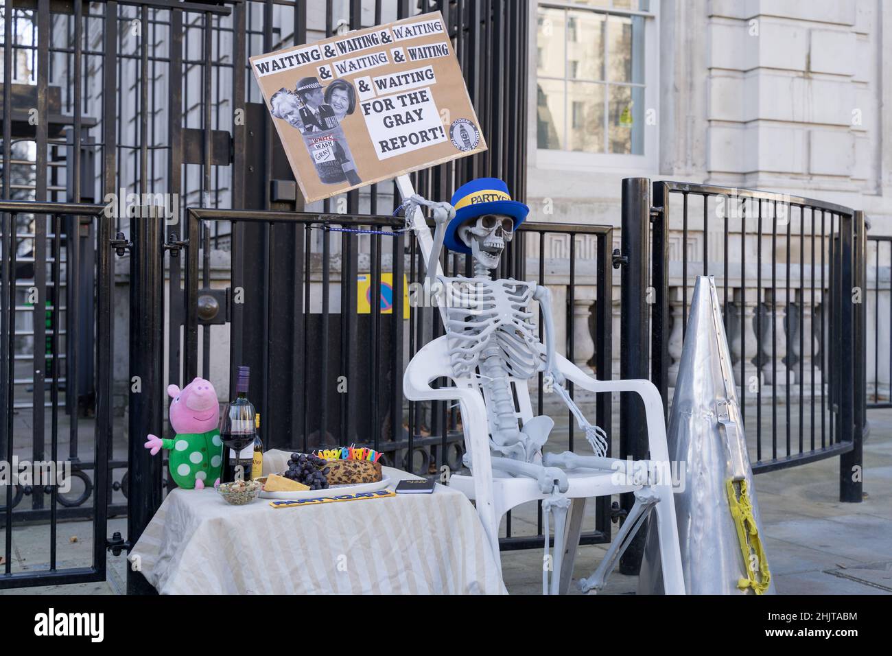 London, Großbritannien. 31st Januar 2022. Ein Mockup aus Käse, Wein, Früchten und Geburtstagskuchen auf einem Tisch außerhalb der Downing Street als Dossier des Berichts von Se Gray soll heute auf Partys veröffentlicht werden, die in Nummer 10 während der Covid-Aussperrung stattfanden. Quelle: Xiu Bao/Alamy Live News Stockfoto