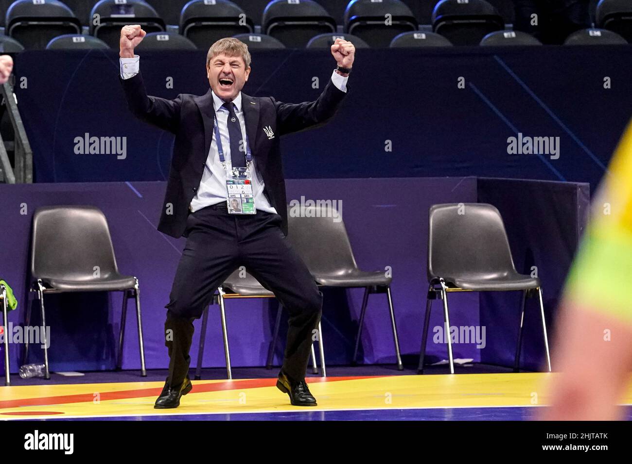 AMSTERDAM, NIEDERLANDE - 31. JANUAR: Trainer Oleksandr Kosenko aus der Ukraine feiert den Sieg beim Männer-Futsal-Viertelfinale der Euro 2022 zwischen Kasachstan und der Ukraine am 31. Januar 2022 im Ziggo Dome in Amsterdam, Niederlande (Foto: Jeroen Meuwsen/Orange Picles) Stockfoto