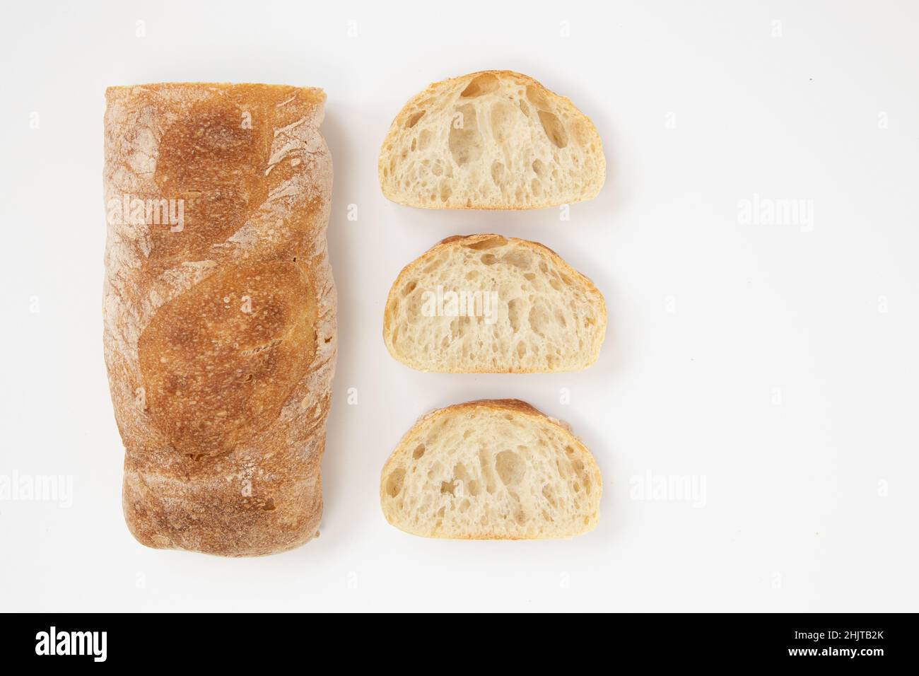 Knuspriges Baguette auf Weiß isoliert mit leerem Platz für Text, frisch geschnittenes Brot, Essen, Diät, appetitliches Konzept, Draufsicht Stockfoto