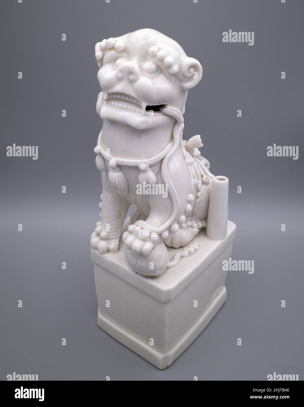 Chinesischer Blanc De Chine Buddhistischer Löwe Joss Stockhalter. Dehua, Kangxi-Zeit Stockfoto