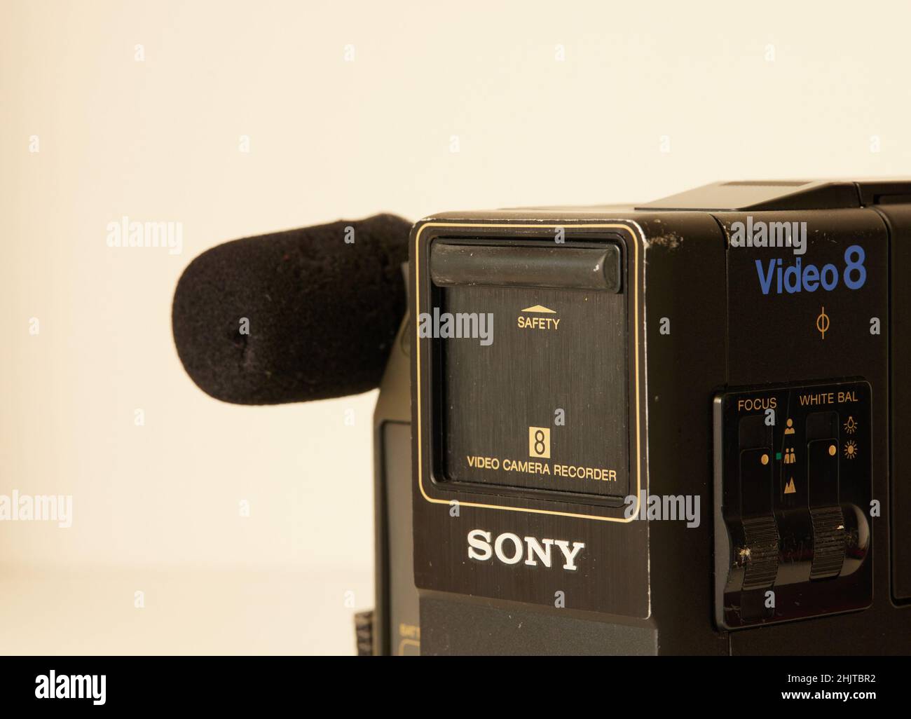 Nahaufnahme eines alten sony Video 8 Camcorders vor weißem Hintergrund. Stockfoto