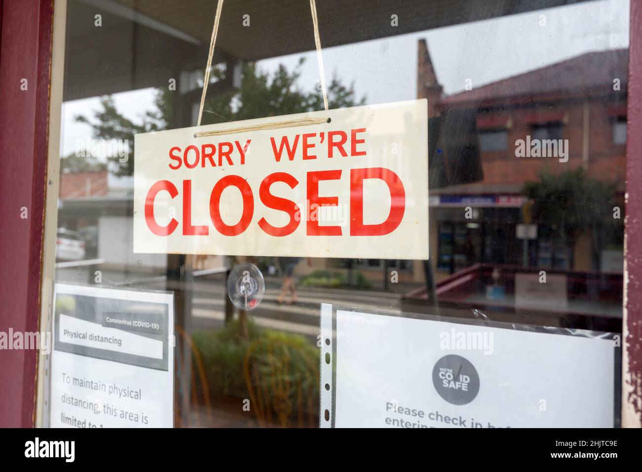 Ein „Sorry, wir sind geschlossen“-Schild in einem Ladenfenster, das auf eine Abschwäche oder einen Ausfall des Unternehmens oder eine Rezession oder Zwangsbeschränkungen in Australien hinzeigt Stockfoto