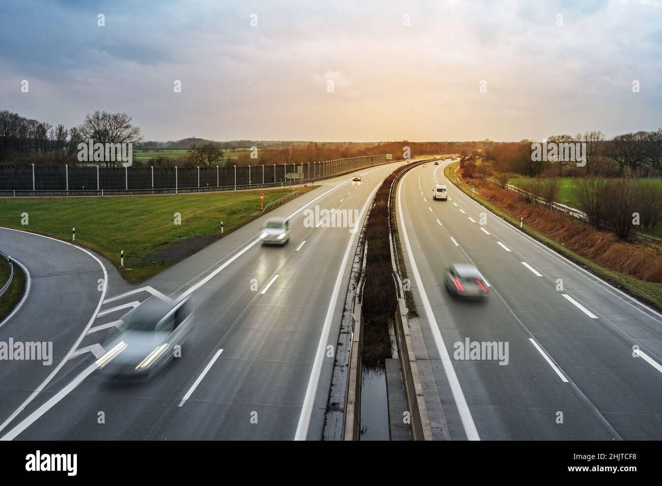 Autobahn fahren im nassen Fotos und Bildmaterial in hoher Auflösung Alamy