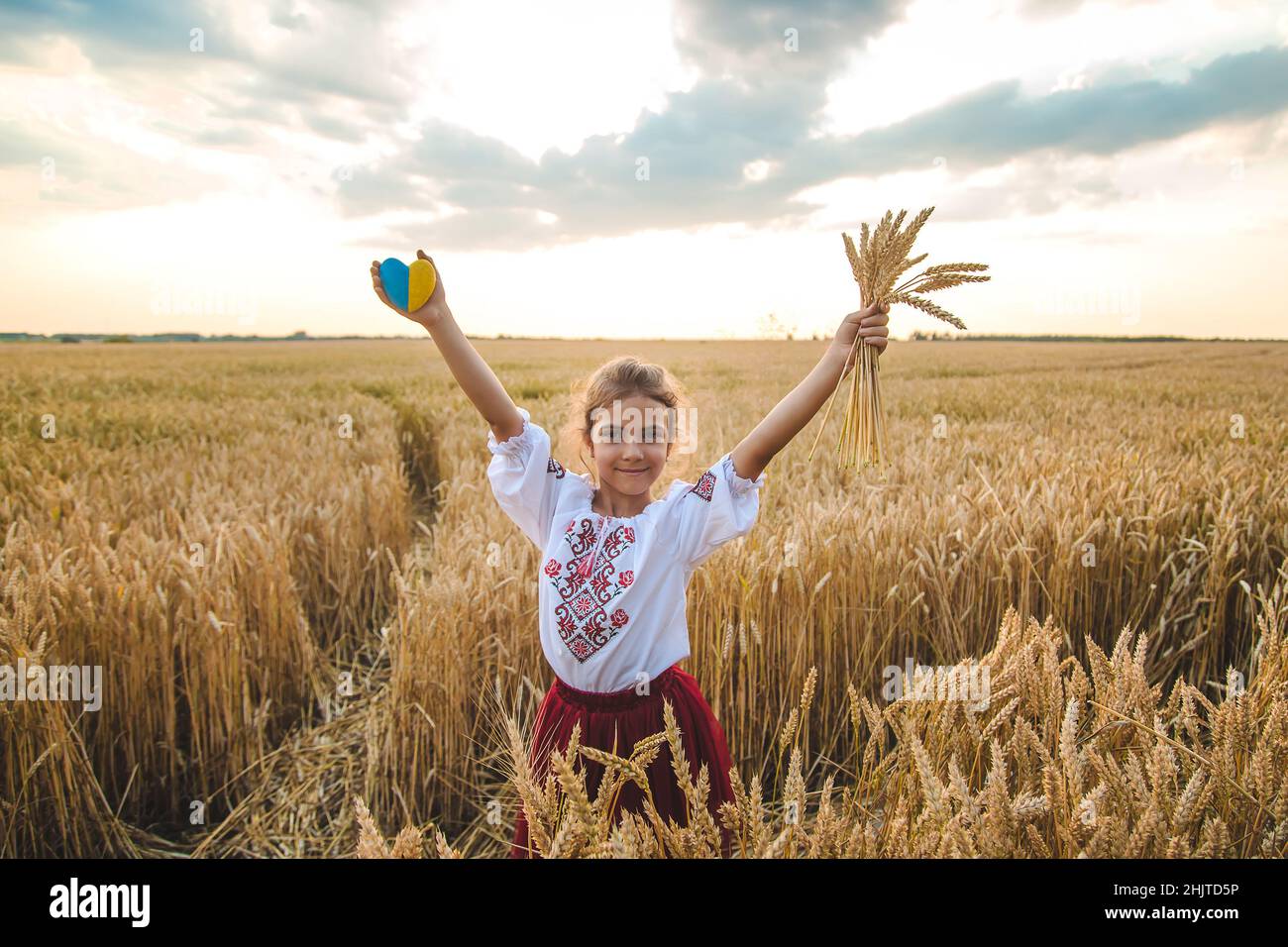 Kind in einem Weizenfeld. In Vyschywanka, das Konzept des Unabhängigkeitstages der Ukraine. Selektiver Fokus. Stockfoto