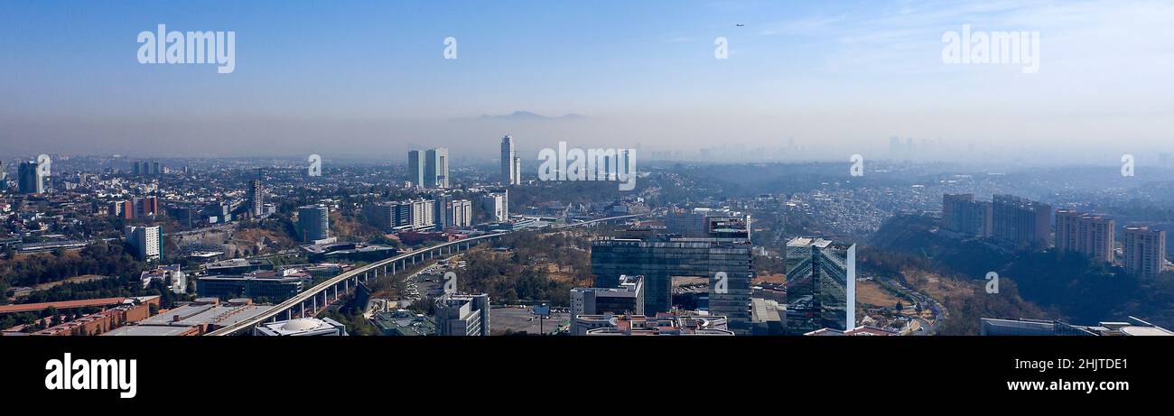 Santa Fe-Gebiet von Mexiko-Stadt, Mexiko mit Smog-Schicht im Hintergrund Stockfoto