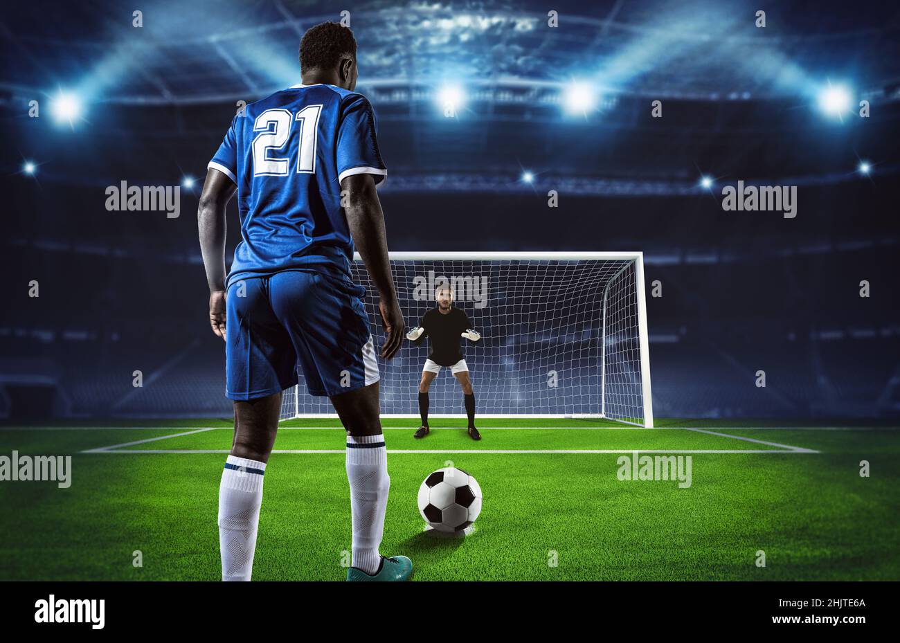 Fußballszene in der Nacht Spiel mit Spieler in blauer Uniform tritt den Elfmeterstoß Stockfoto