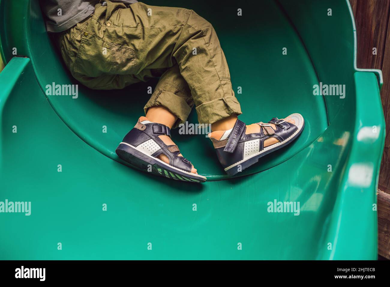 Orthopädische Kinderschuhe auf die Boy's Füße Stockfoto