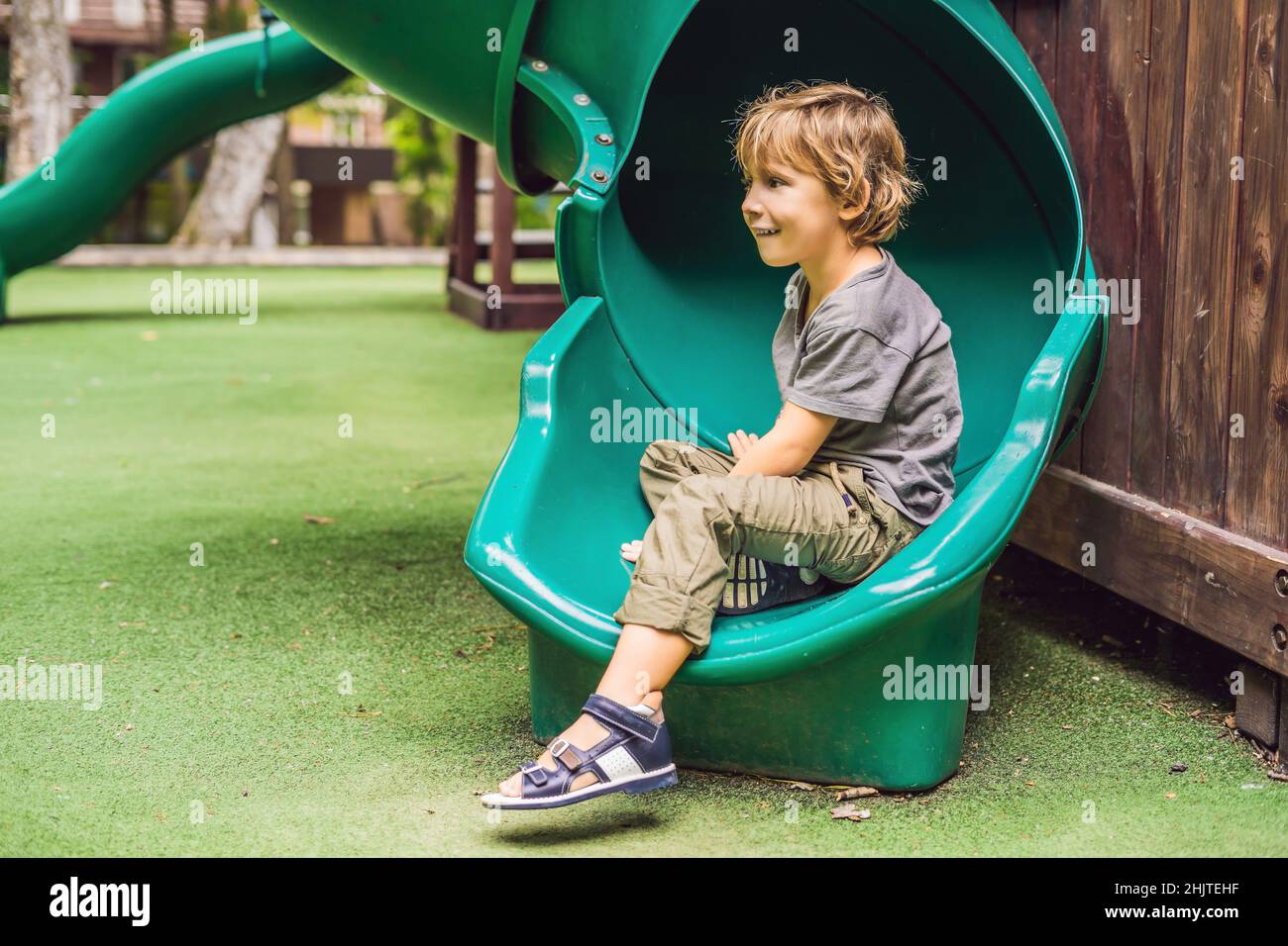 Orthopädische Kinderschuhe auf die Boy's Füße Stockfoto