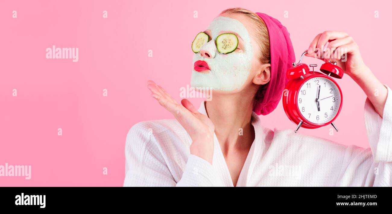 Kosmetische Verfahren. Frau mit kosmetischer Maske mit Uhr. Natürliche Zutaten. Wellness und Spa. Stockfoto