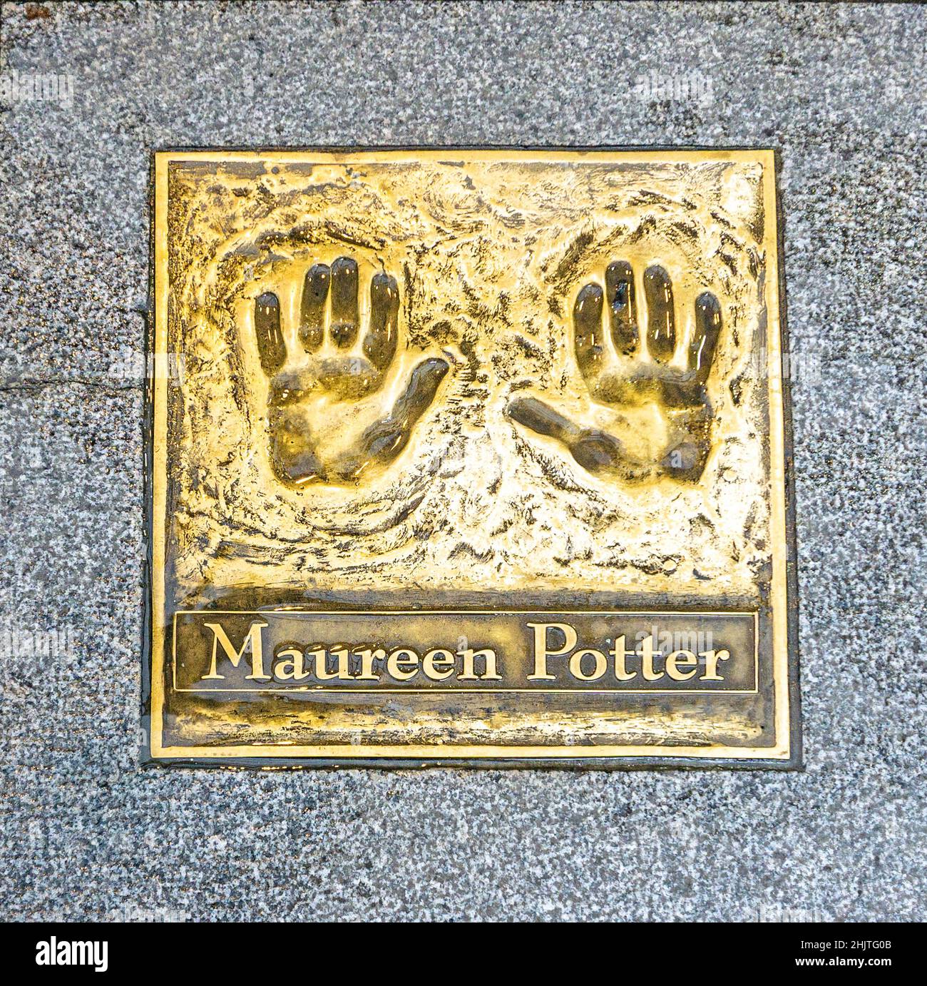 Die Handdrucke von Maureen Potter, der irischen Schauspielerin und Comedienne, auf dem Bürgersteig vor dem Gaiety Theatre in Dublin, Irland. Stockfoto