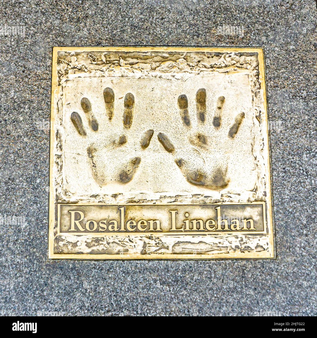 Die Handdrucke von Rosaleen Lineman, der irischen Schauspielerin, auf dem Bürgersteig vor dem Gaiety Theatre in Dublin, Irland. Stockfoto