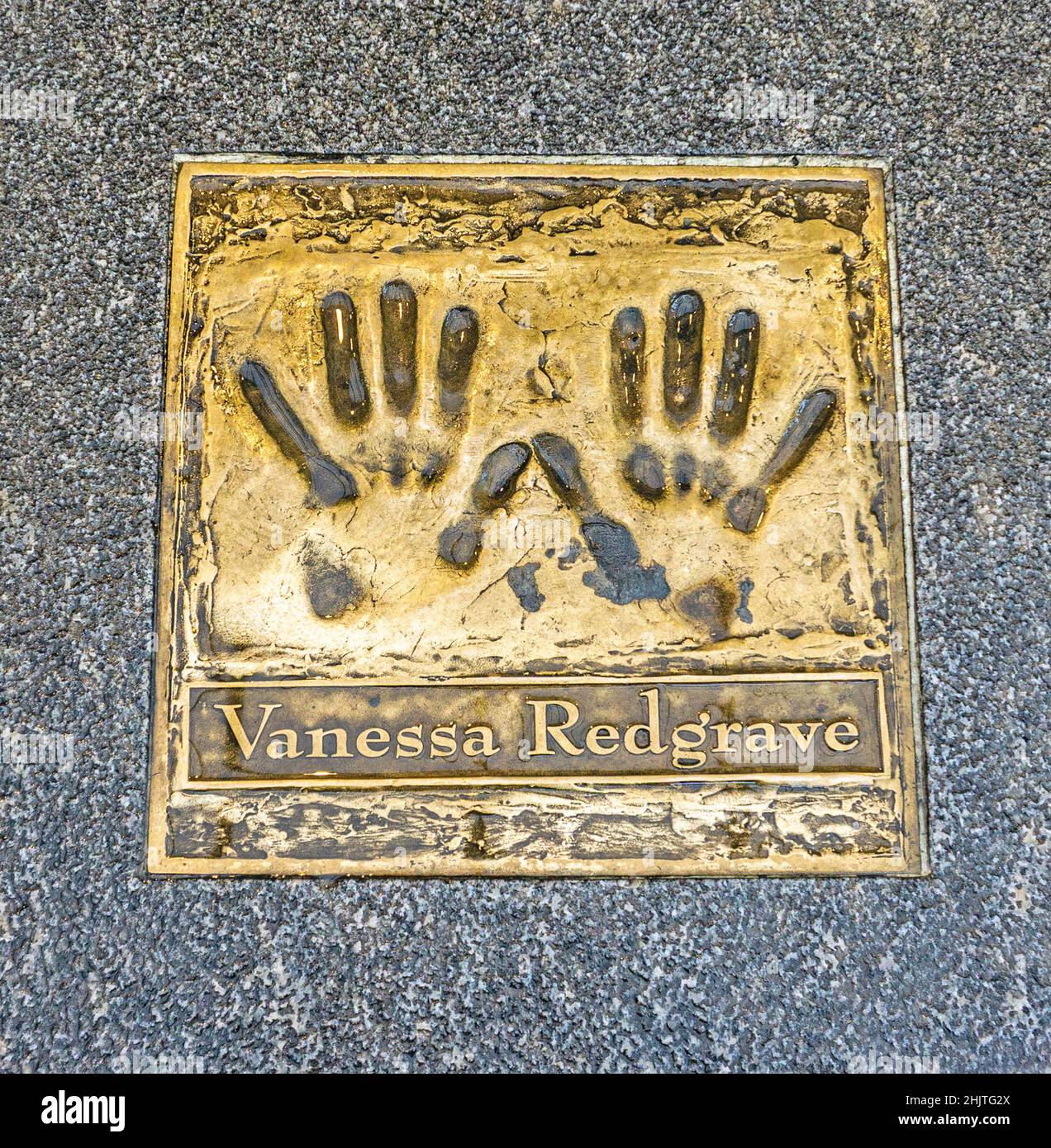 Die Handdrucke der Schauspielerin Vanessa Redgrave auf dem Bürgersteig vor dem Gaiety Theatre in Dublin, Irland. Stockfoto