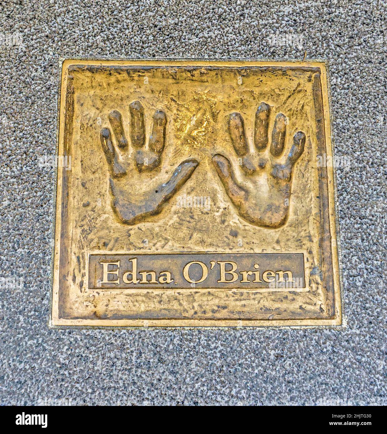 Die Handdrucke von Edna O’Brien, der irischen Dramatikerin und Romanautorin, auf dem Bürgersteig vor dem Gaiety Theatre in Dublin, Irland. Stockfoto
