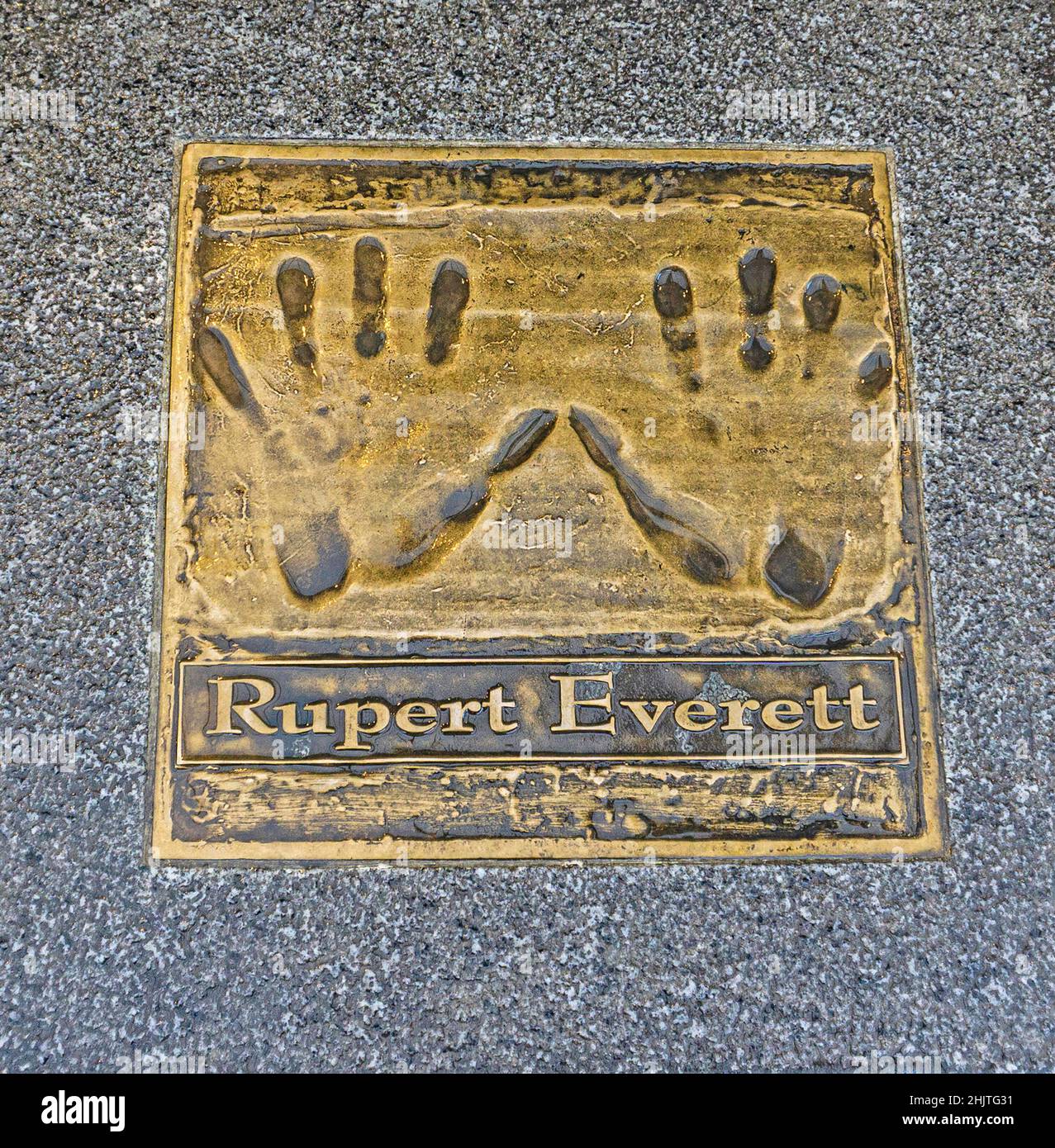Die Handdrucke des Schauspielers Rupert Everett auf dem Bürgersteig vor dem Gaiety Theatre in Dublin, Irland. Stockfoto