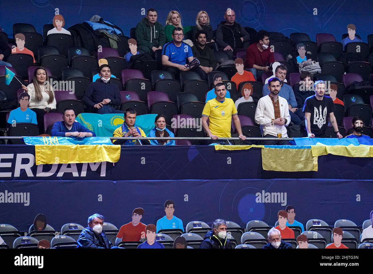 AMSTERDAM, NIEDERLANDE - 31. JANUAR: Fans der Ukraine beim Viertelfinale der Männer im Futsal Euro 2022 zwischen Kasachstan und der Ukraine am 31. Januar 2022 im Ziggo Dome in Amsterdam, Niederlande (Foto: Jeroen Meuwsen/Orange Picles) Stockfoto