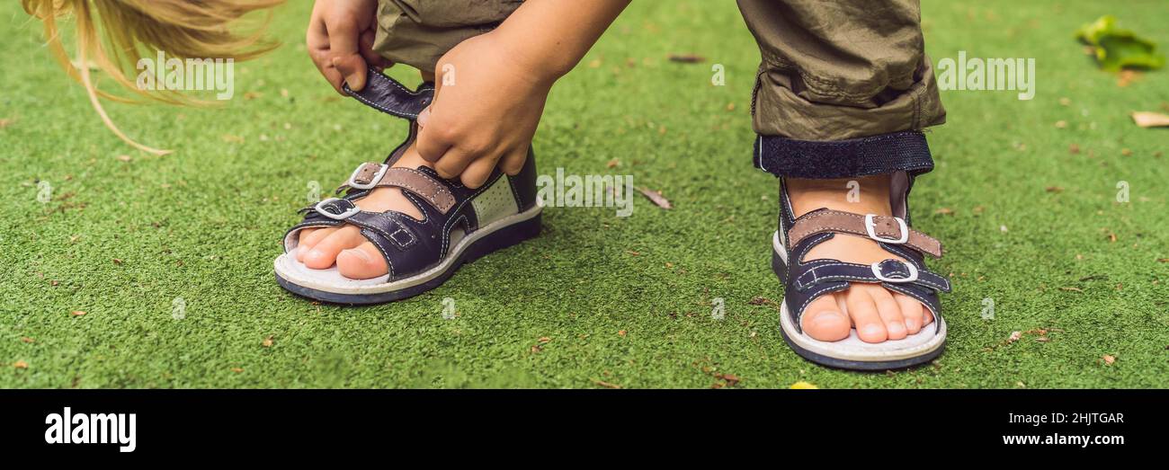 Orthopädische Kinderschuhe auf DEM BANNER für die Füße des Jungen, lang Stockfoto