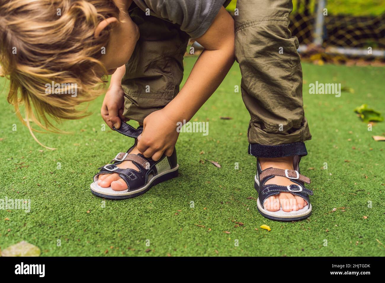 Orthopädische Kinderschuhe auf die Boy's Füße Stockfoto