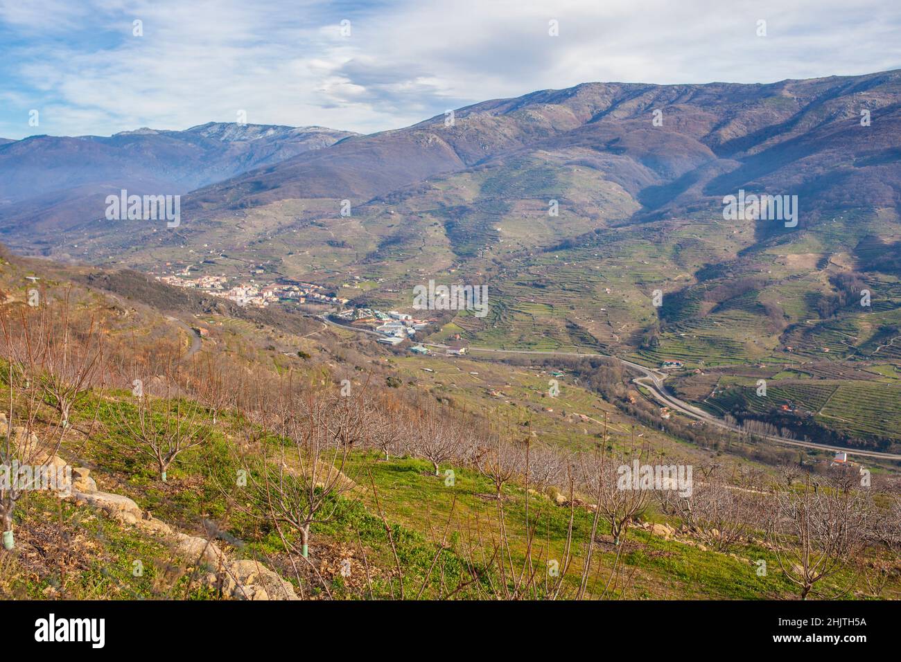 Navaconcejo von der Nogaleas-Schlucht aus gesehen. Winterszene von Jerte Valley, Caceres, Extremadura, Spanien Stockfoto