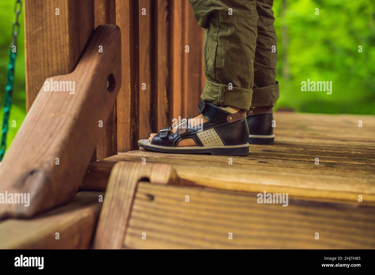 Orthopädische Kinderschuhe auf die Boy's Füße Stockfoto