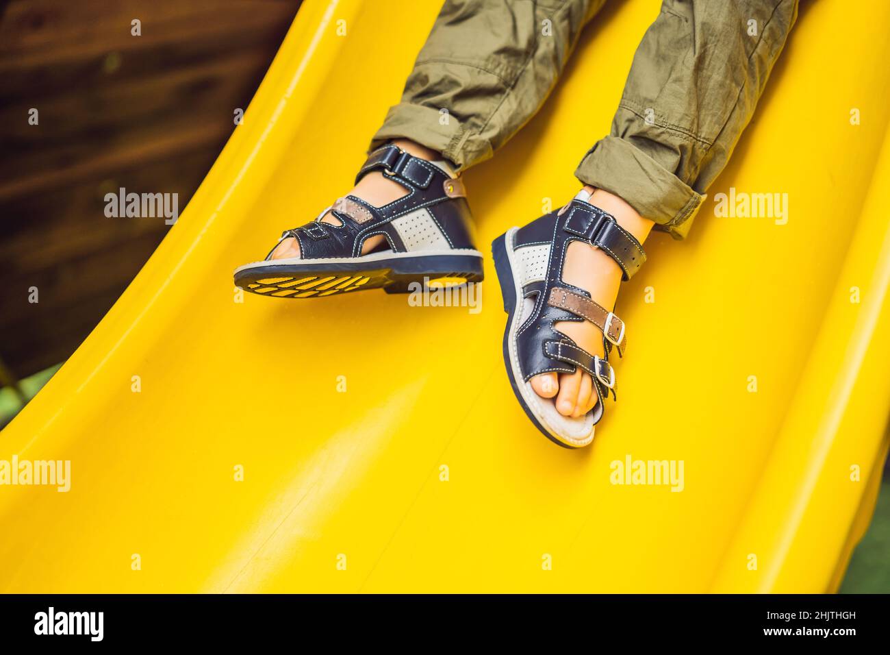 Orthopädische Kinderschuhe auf die Boy's Füße Stockfoto