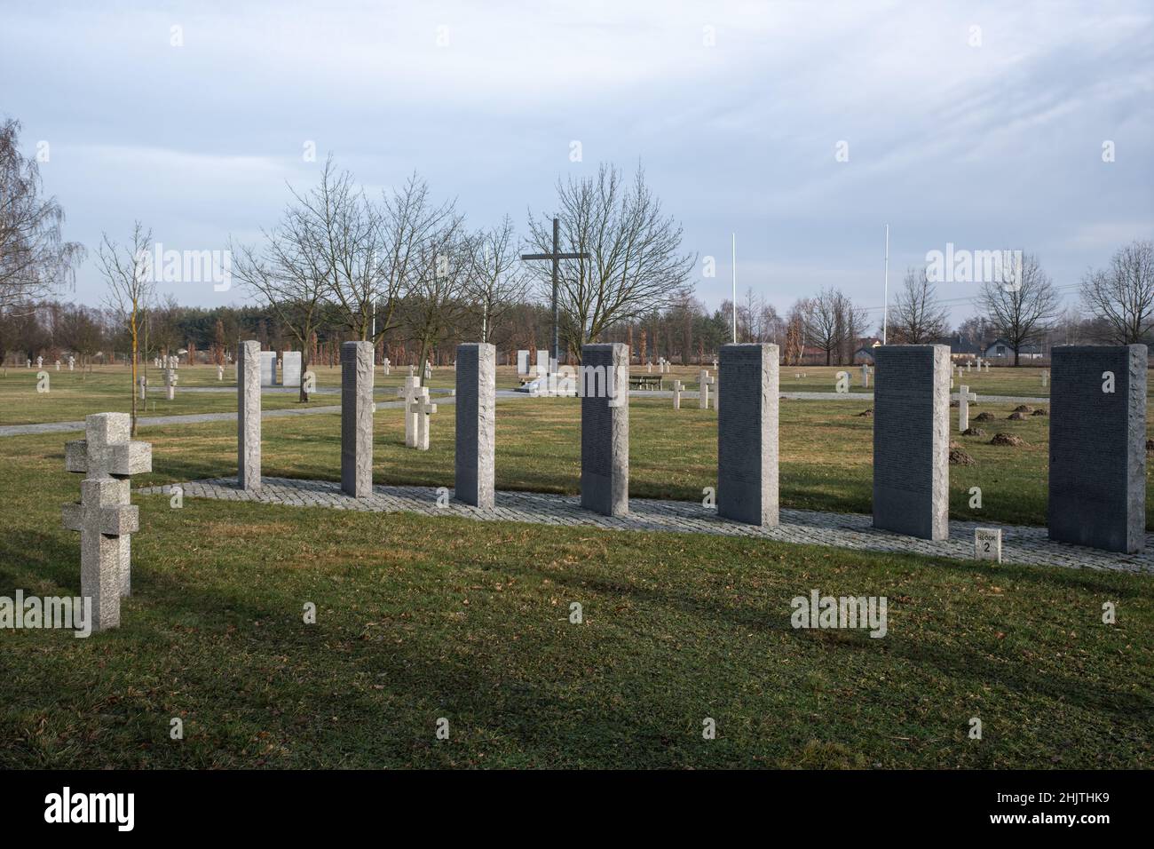 Nadolice Wielkie, Polen - 16. Januar 2022. Deutscher Friedhof. Gedenkstätte zum Zweiten Weltkrieg (Gross Nadlitz). Selektiver Fokus. Sonniger Wintertag Stockfoto