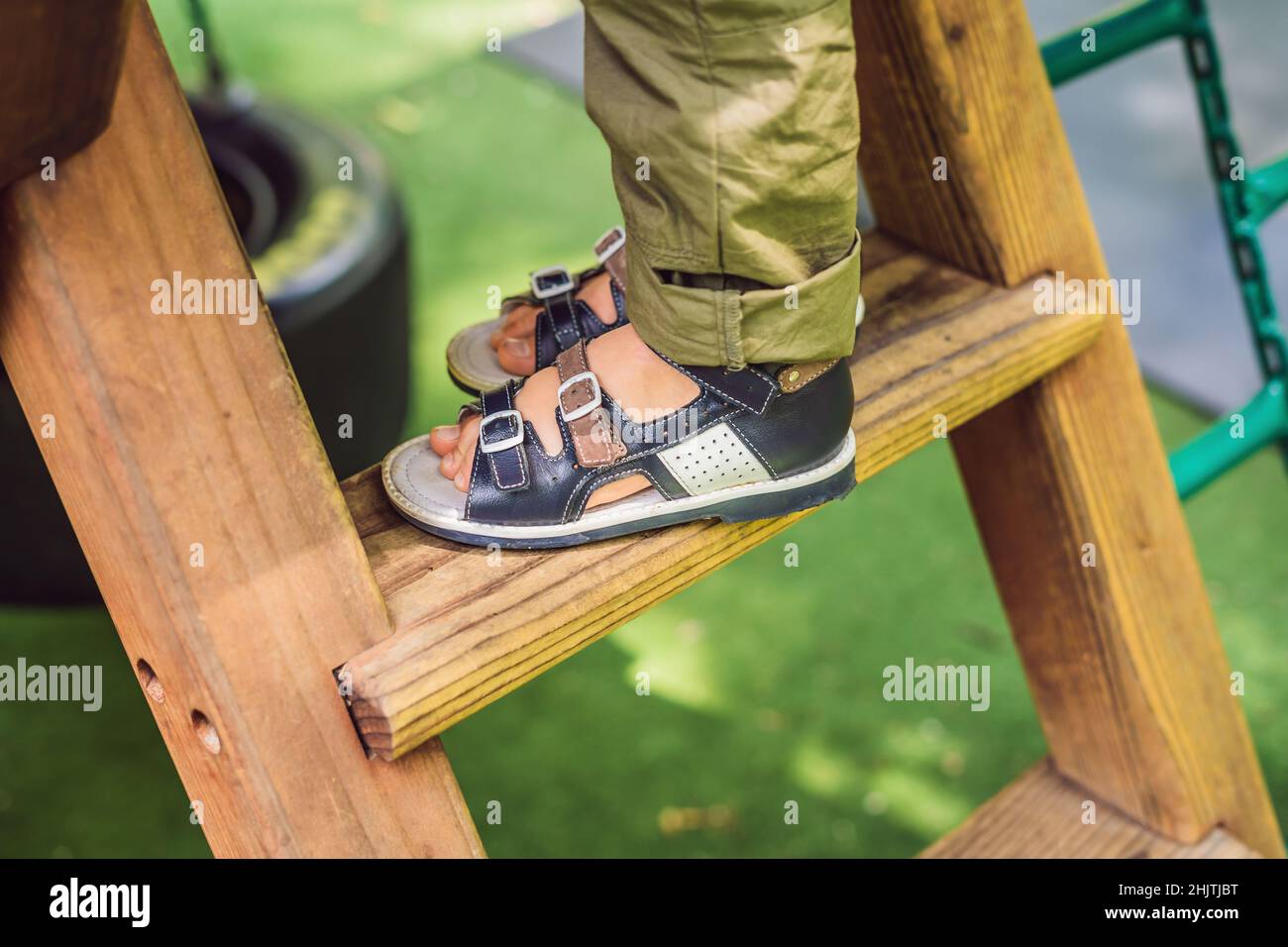 Orthopädische Kinderschuhe auf die Boy's Füße Stockfoto