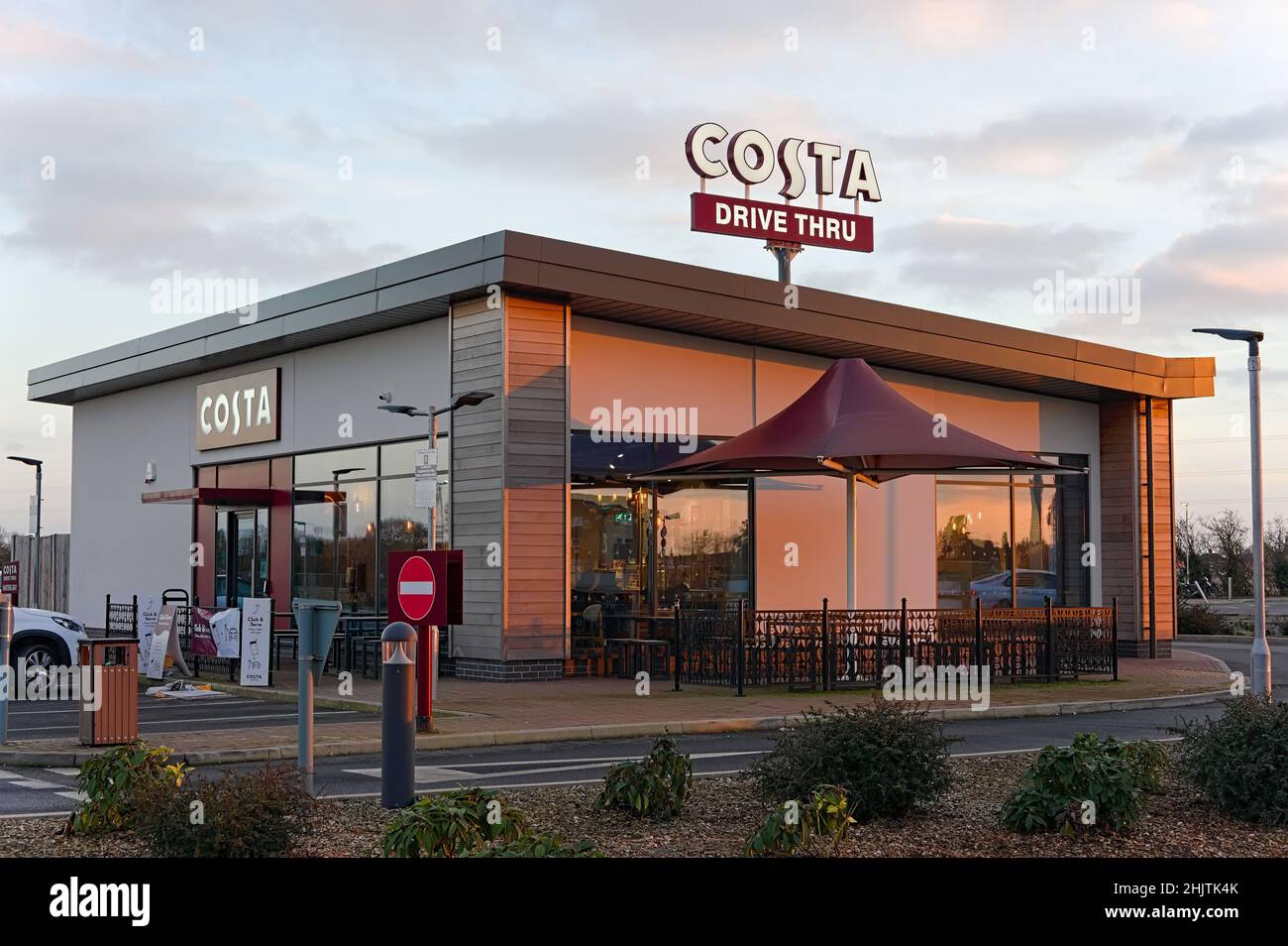 Ein COSTA Drive-Thru bei Sonnenuntergang in einem Teil des neuen Quadranten in Wyberton Stockfoto