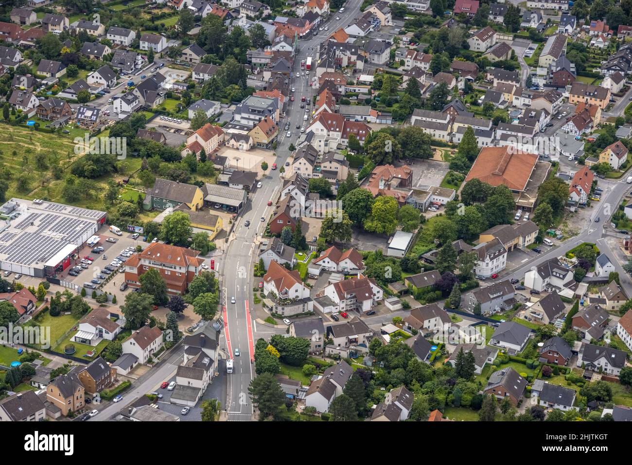 Luftbild, Rewe-Supermarkt mit Solardach, Massener Hellweg, Schillerschule, Massen, Unna, Ruhrgebiet, Nordrhein-Westfalen, Germa Stockfoto
