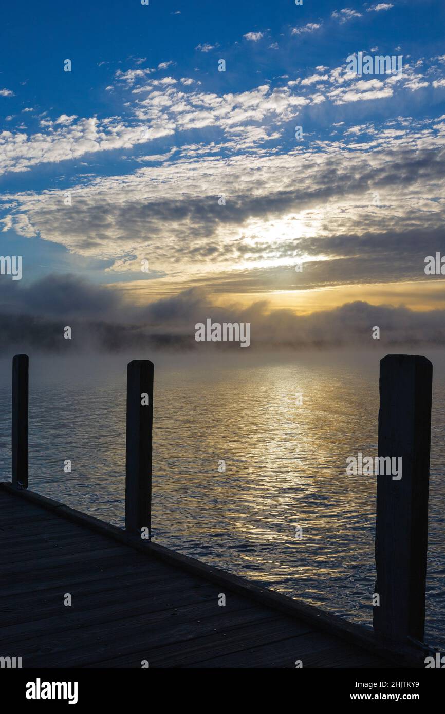 Wellington State Park - Neuentdecktem See in Bristol, New Hampshire bei Sonnenaufgang. Stockfoto