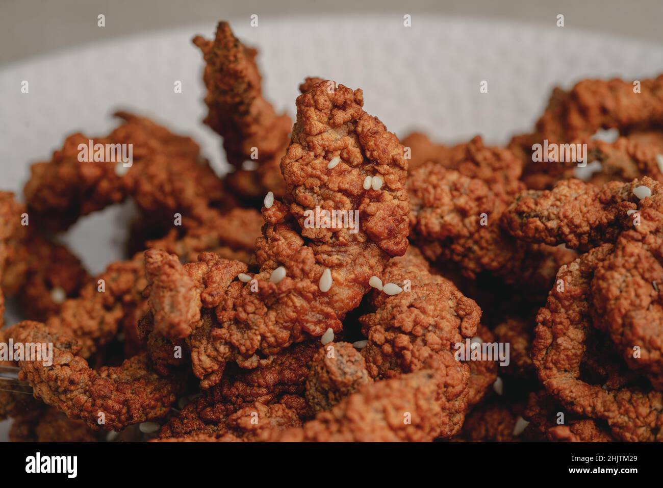 Süßes und knuspriges Rindfleisch mit Sesam oder knusprigem Huhn  Stockfotografie - Alamy