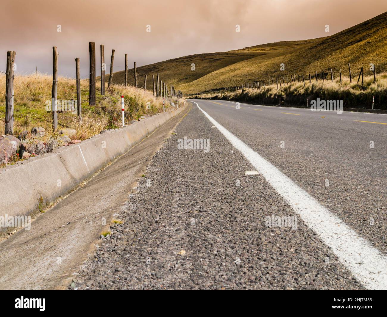Atemberaubende asphaltierte Straße zum Chimborazo Nationalpark, Ecuador Stockfoto