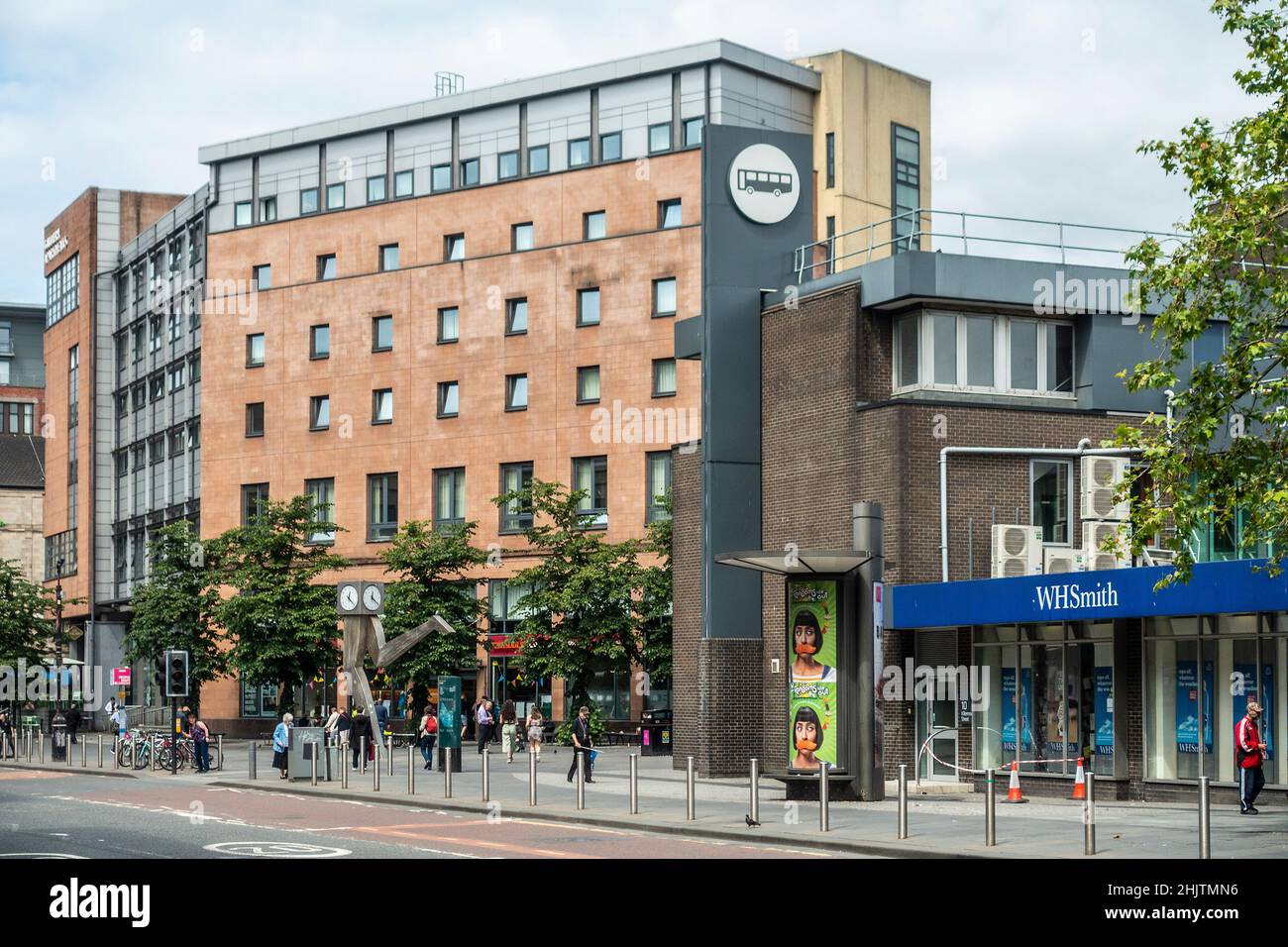 Außenansicht und Eingang zum Busbahnhof Buchanan mit der Clyde Clock / Laufzeit (George Wylie) und einem WHSmith shoop. Glasgow City Centre, Schottland Stockfoto