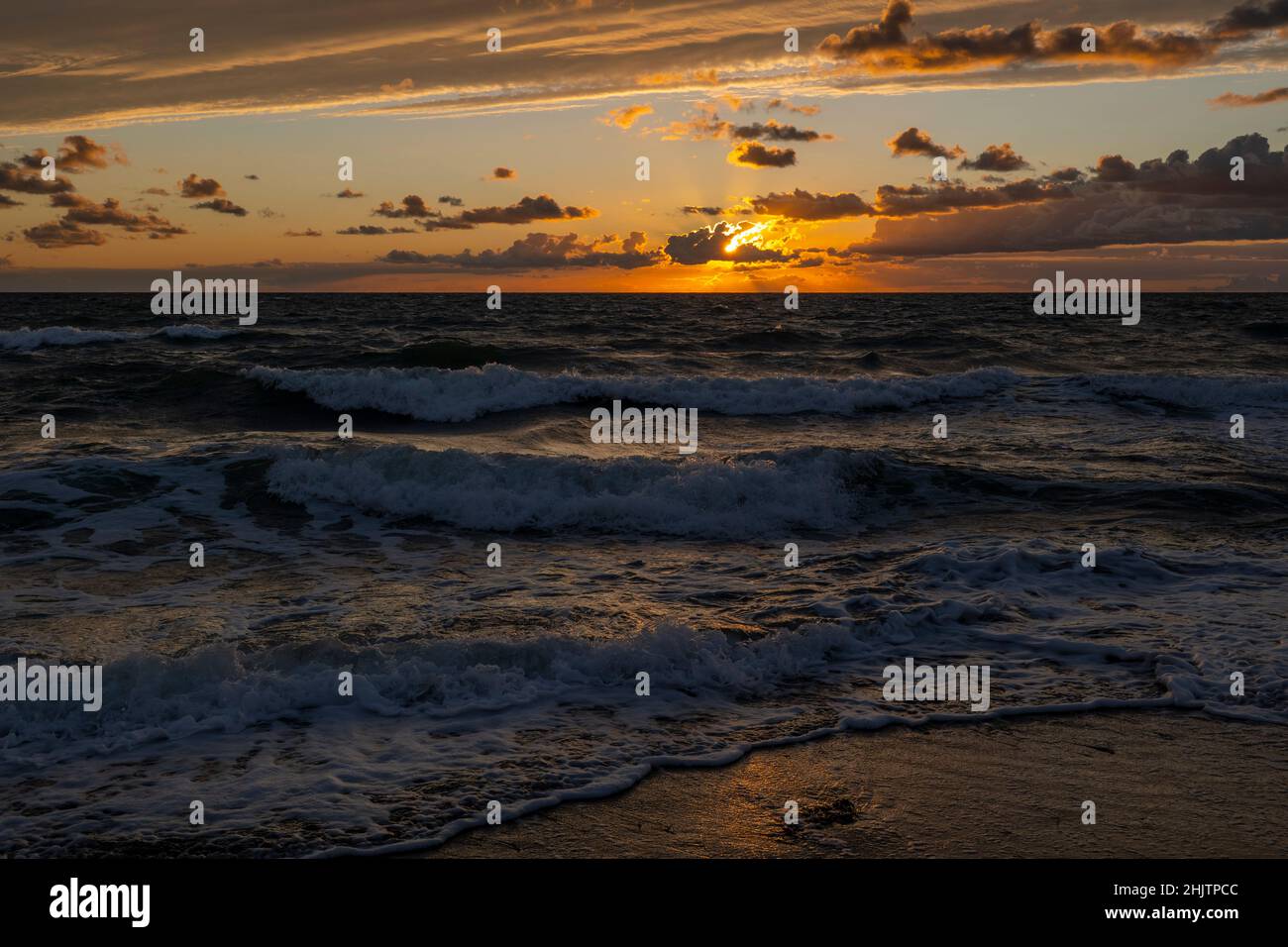 Sonnenuntergang am Sandstrand der Ostsee Stockfoto