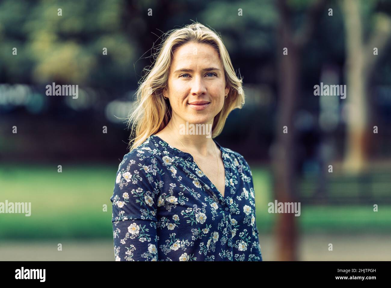 Porträt einer blauäugigen, blonden kaukasischen Frau, die posiert Stockfoto