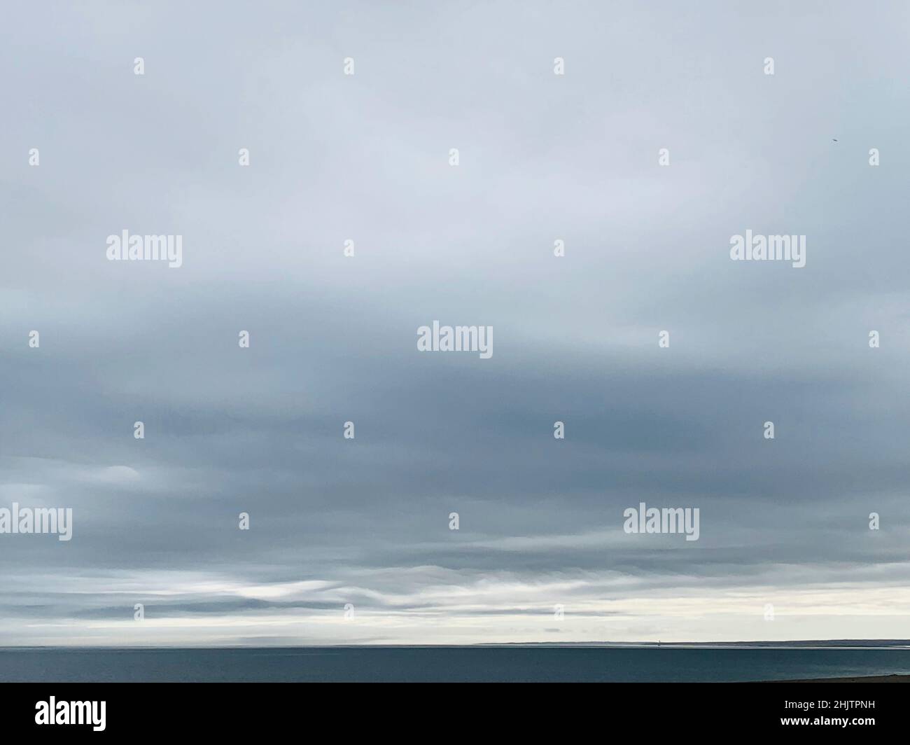 Splitter des Deep Blue Ocean unter riesiger Wolkendecke in den Hamptons Stockfoto