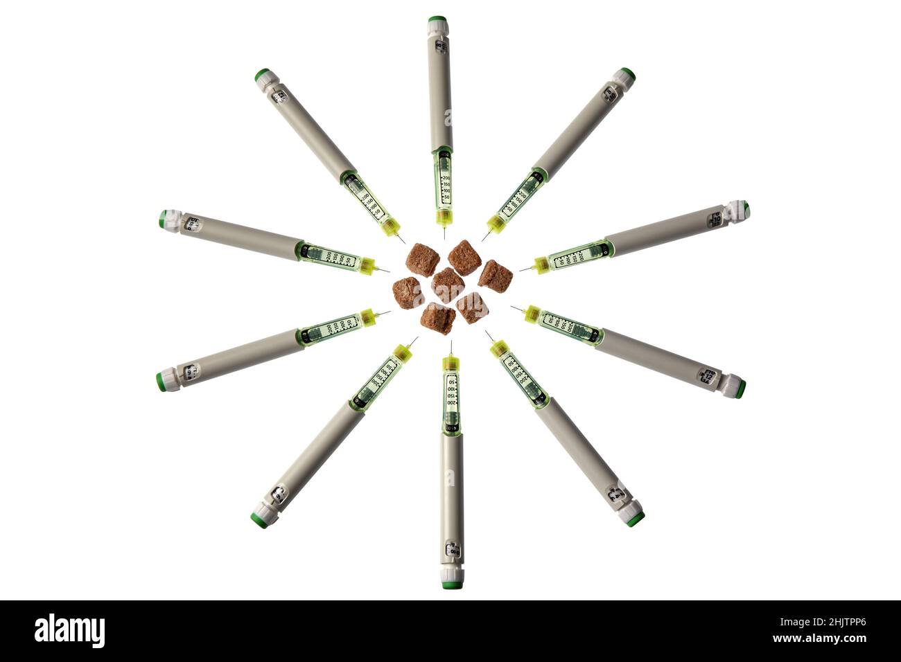Scheiben braunen Kabelzuckers, umgeben von Spritzen mit Insulin ausgesandter Stifte Stockfoto