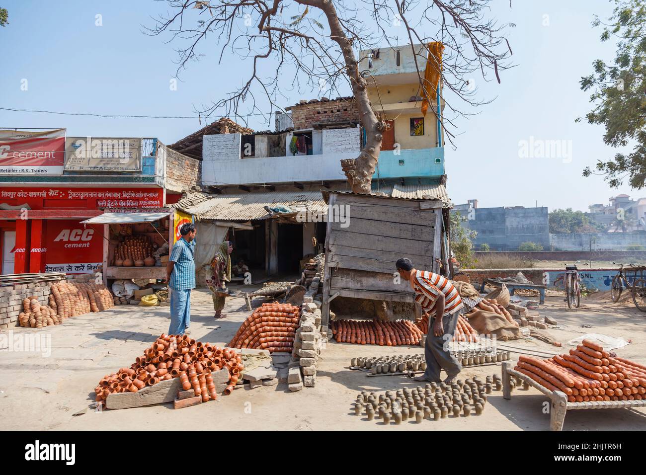 Straßenansicht von Töpferei und Keramik Ofen und Shop in einem Dorf nahe Varanasi (früher Banaras oder Benares), Uttar Pradesh, Nordindien Stockfoto