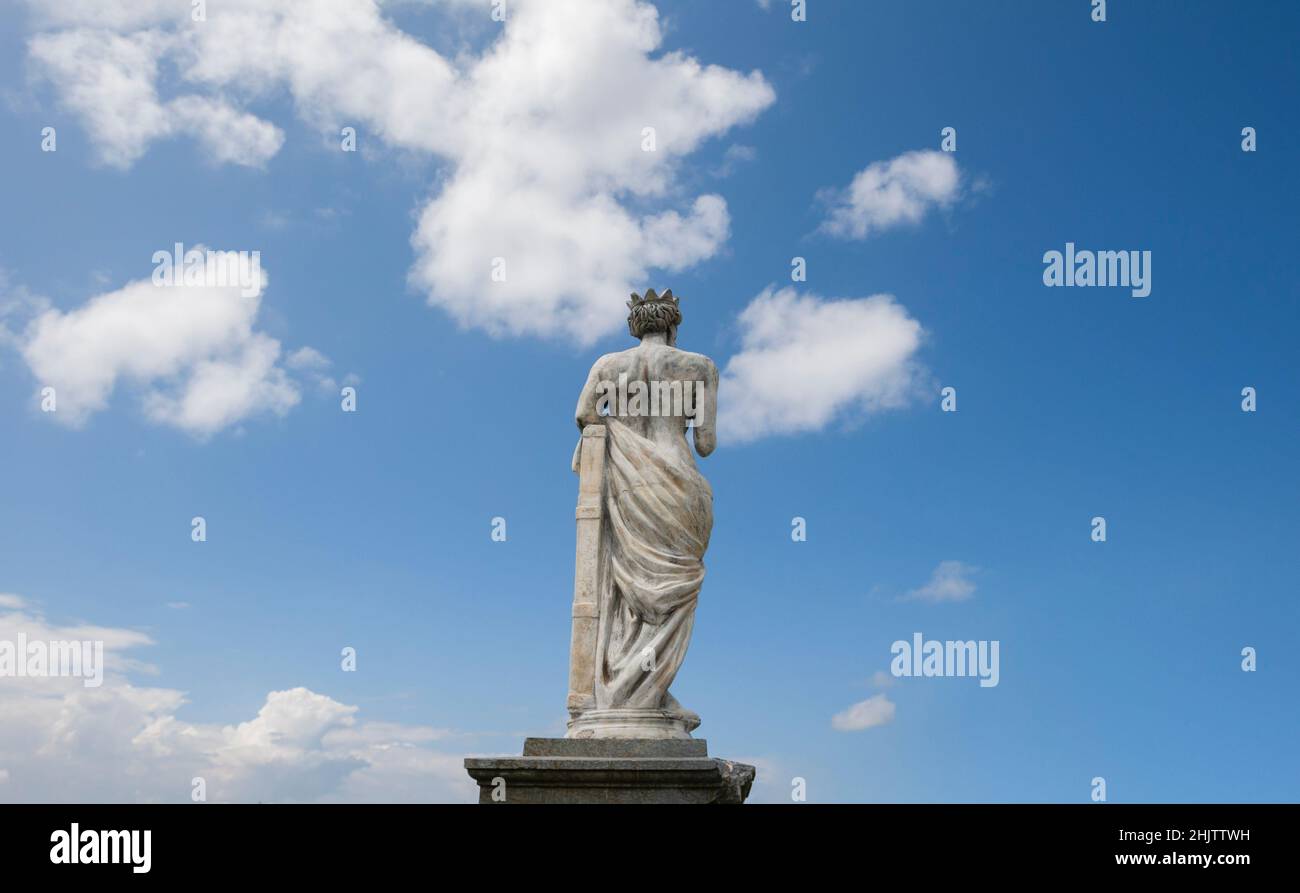 Statue des römischen gottes Jupiter im Blickpunkt der Gärten von San Francisco in Ferrol mit blauem Himmel und weißen Wolken Stockfoto