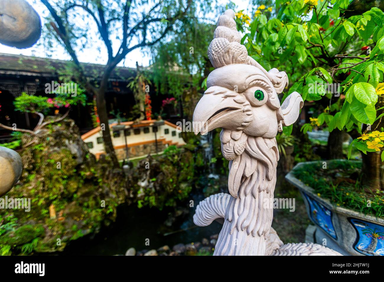 Ein wunderschön gestaltetes Café in Hue mit einer großen Statue des Vogels im Springbrunnen, Teichbereich, VN Stockfoto